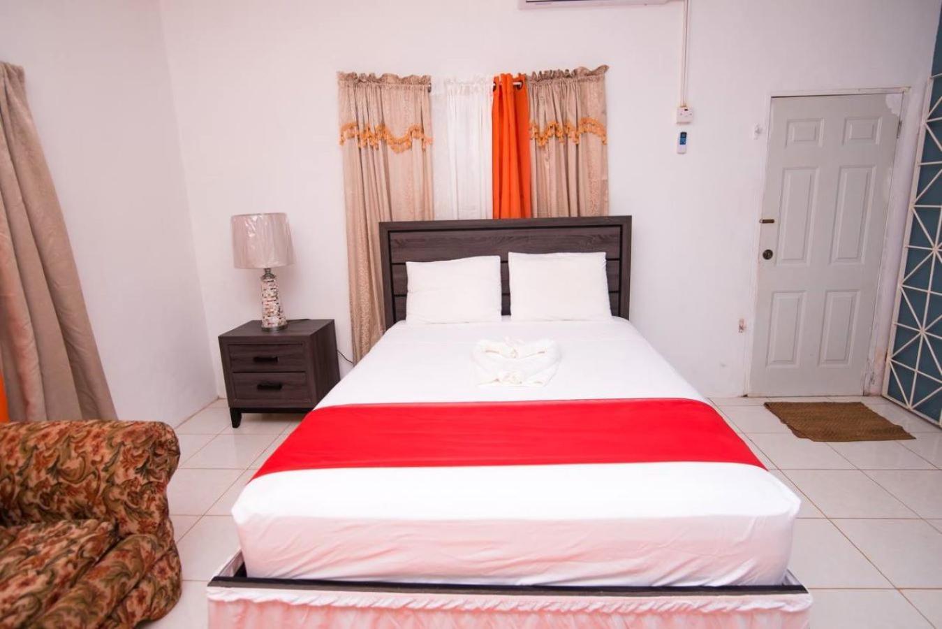 Suzette Guesthouse Accommodations Saint Maryʼs Eksteriør billede