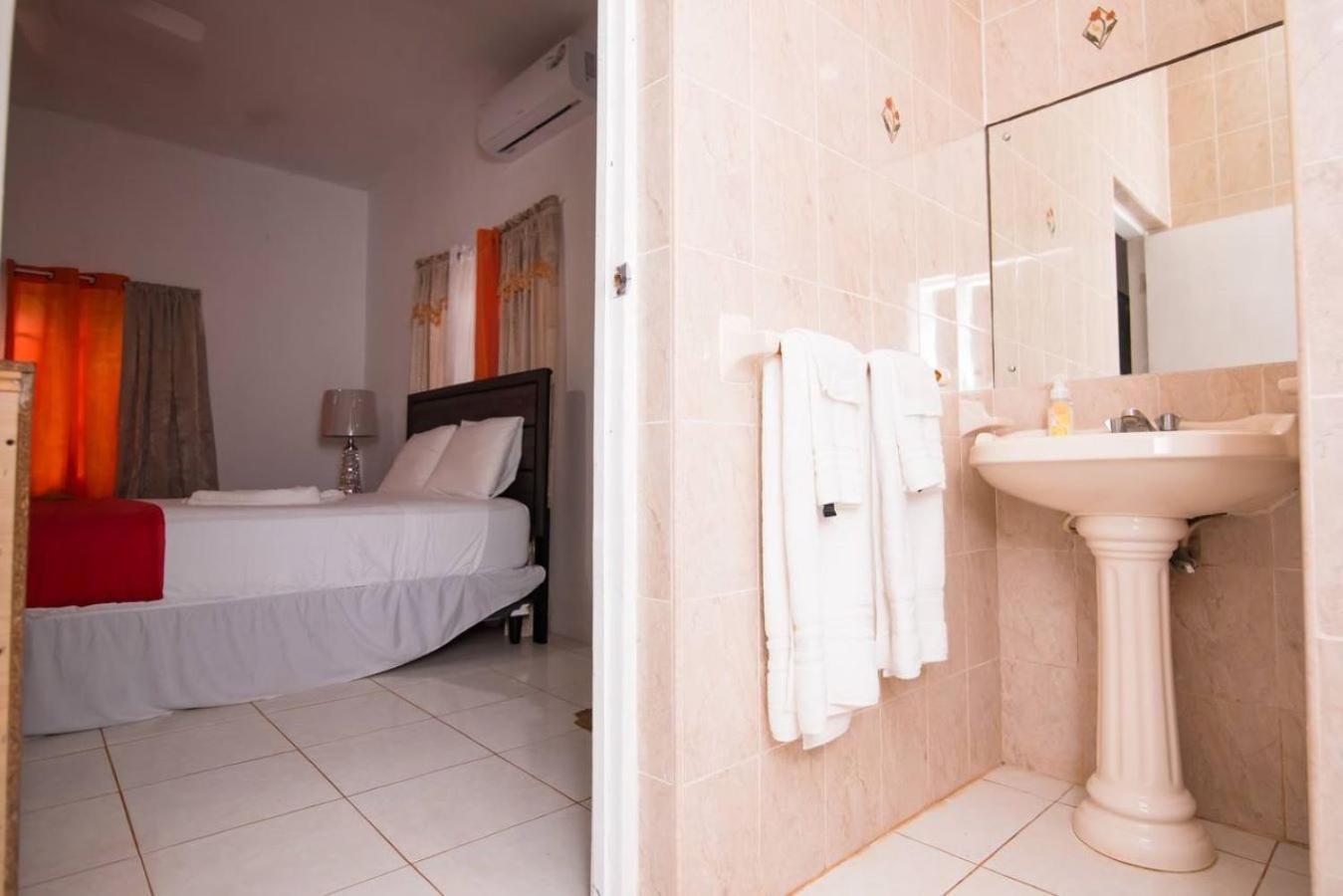 Suzette Guesthouse Accommodations Saint Maryʼs Eksteriør billede